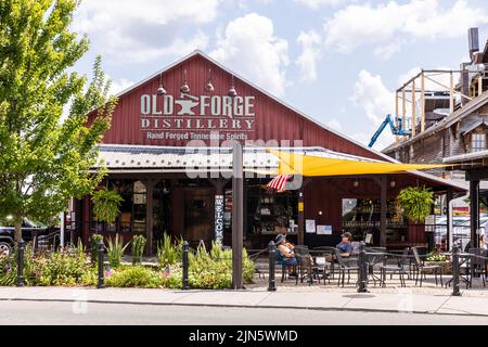 La Distilleria Old Forge si trova nella porzione Old Mill di Pigeon Forge, nelle Smoky Mountains, e offre vari tipi di liquori artigianali. Foto Stock