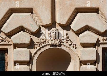 Mascherone decorativo sulla facciata del palazzo Badeni a Koropets, Ucraina Foto Stock