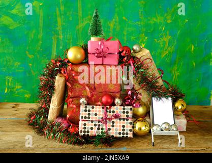 Acquisti di Natale online.Buying nuovo anno presenta usando smartphone.scatole regalo e telefono.spazio libero della copia Foto Stock