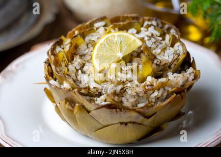 Carciofo fresco e delizioso, il miglior cibo turco. Nome turco; Zeytinyagli Enginar Dolmasi Foto Stock
