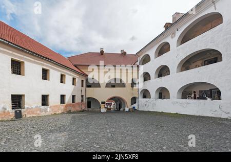 Un cortile interno del castello Palanok a Mukachevo, Ucraina Foto Stock