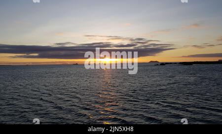 Barche sul mare durante il tramonto vicino Isola di Mosquera, Galapagos, Ecuador Foto Stock