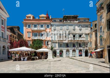 La strada nella città di Chora dell'isola di Corfù, Grecia Foto Stock