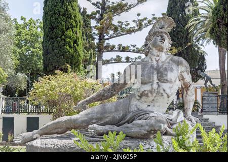 Statua di Achille morente nei giardini del palazzo Achilleion sull'isola greca di Corfù, Grecia Foto Stock