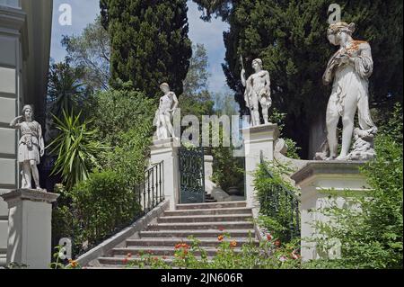 Le sculture che decorano il parco di Achilleion a Gastouri, Corfù, Grecia Foto Stock