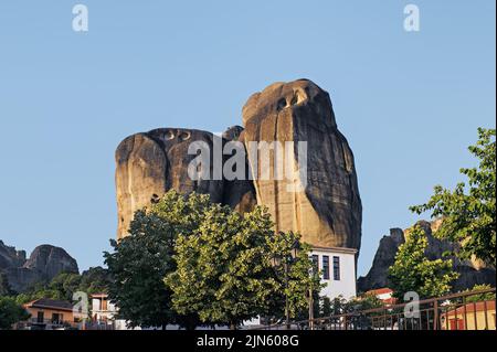 La vista delle montagne di Meteora dal villaggio di Kastraki in Grecia al tramonto Foto Stock