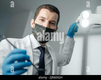 Ispezione presso il dentista dal punto di vista del paziente. Foto Stock