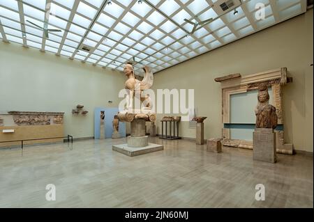 La mitica Sfinge della statua di Naxos si trova sul piedistallo del museo archeologico di Delfi, Grecia Foto Stock