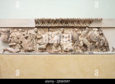 Particolare del frontone, Museo Archeologico di Delfi, Grecia Foto Stock