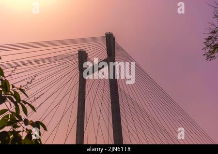 Cavi che sostengono il ponte del primo e più lungo ponte cavo-stalled in India: Il secondo ponte di Hooghly, anche conosciuto come il Vidyasagar Setu. Foto Stock