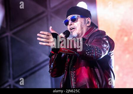 Vasco Rossi si esibisce dal vivo sul palco a Ippodromo la Maura, Milano. Foto Stock