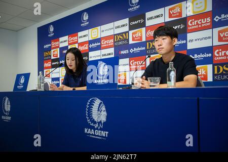 Gent. Belgio, 09 agosto 2022, il giocatore di KAA Gent Hyunseok Hong (Hongy) ha ritratto alla firma del suo contratto presso la squadra di calcio belga KAA Gent, lunedì 08 agosto 2022 a Gent. BELGA FOTO JAMES ARTHUR GEKIERE Foto Stock