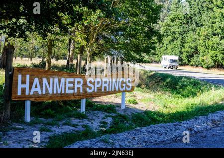 Il cartello stradale di Hanmer Springs è un villaggio alpino nella regione di Canterbury, nell'Isola del Sud della Nuova Zelanda. Hanmer Springs piscine termali e Spa Foto Stock