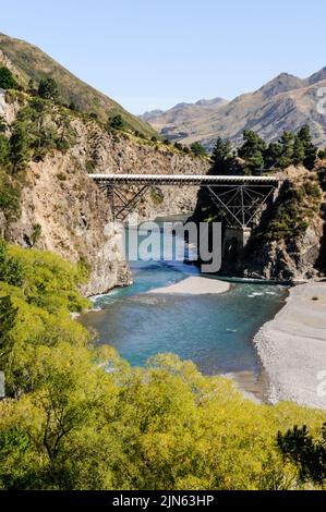 Il Waiau Ferry Bridge sul fiume Waiau vicino al villaggio di Hanmer, un resort Hanner Springs & Spa nelle Alpi meridionali della Nuova Zelanda. Waiau Ferry Bridg Foto Stock