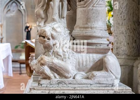 Leone scolpito in marmo alla base della colonna all'interno della chiesa cattolica di Napoli Foto Stock