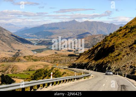 Viste lontane dalla Crown Range Road nelle montagne della Crown Range tra Arrowtown e Wanaka a Otago, Nuova Zelanda. Questo è uno dei più alti Foto Stock