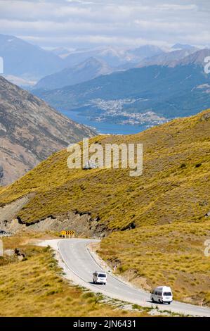 Vedute lontane del Lago Hayes dalla Crown Range Road nelle montagne della Crown Range tra Arrowtown e Wanaka a Otago, Nuova Zelanda. Questo è uno o Foto Stock