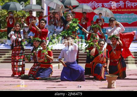 Dhaka, Bangladesh. 9th ago 2022. Gli artisti indigeni del Bangladesh suonano musica danzando per celebrare la Giornata Mondiale degli indigeni al Minar Shaheed centrale a Dhaka, Bangladesh, il 9 agosto 2022. (Credit Image: © Suvra Kanti Das/ZUMA Press Wire) Credit: ZUMA Press, Inc./Alamy Live News Foto Stock