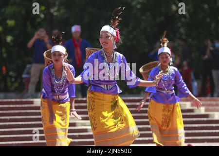 Dhaka, Bangladesh. 9th ago 2022. Gli artisti indigeni del Bangladesh suonano musica danzando per celebrare la Giornata Mondiale degli indigeni al Minar Shaheed centrale a Dhaka, Bangladesh, il 9 agosto 2022. (Credit Image: © Suvra Kanti Das/ZUMA Press Wire) Credit: ZUMA Press, Inc./Alamy Live News Foto Stock