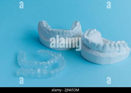 Modelli in gesso di mandibole umane, allineatore trasparente, fermo invisibile essix o tutore in silicone ortodontico Foto Stock