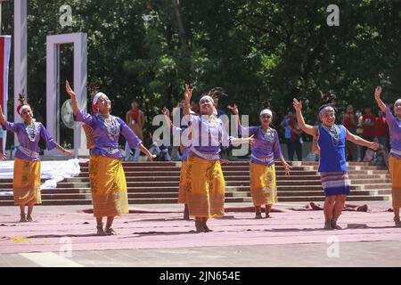 Dhaka, Bangladesh. 9th ago 2022. Gli artisti indigeni del Bangladesh suonano musica danzando per celebrare la Giornata Mondiale degli indigeni al Minar Shaheed centrale a Dhaka, Bangladesh, il 9 agosto 2022. (Credit Image: © Suvra Kanti Das/ZUMA Press Wire) Credit: ZUMA Press, Inc./Alamy Live News Foto Stock