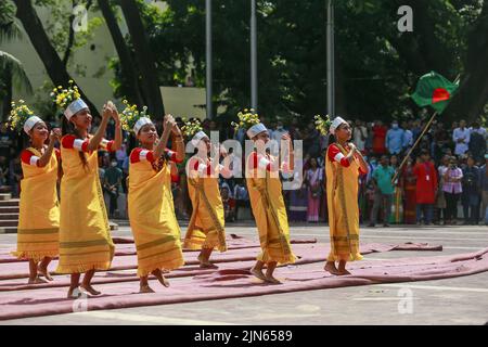 Dhaka, Bangladesh. 9th ago 2022. Gli artisti indigeni del Bangladesh suonano musica danzando per celebrare la Giornata Mondiale degli indigeni al Minar Shaheed centrale a Dhaka, Bangladesh, il 9 agosto 2022. (Credit Image: © Suvra Kanti Das/ZUMA Press Wire) Credit: ZUMA Press, Inc./Alamy Live News Foto Stock