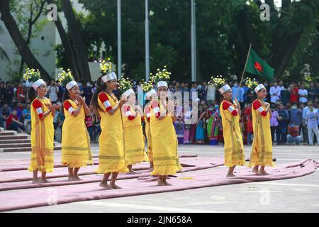 Dhaka, Bangladesh. 9th ago 2022. Gli artisti indigeni del Bangladesh suonano musica danzando per celebrare la Giornata Mondiale degli indigeni al Minar Shaheed centrale a Dhaka, Bangladesh, il 9 agosto 2022. (Credit Image: © Suvra Kanti Das/ZUMA Press Wire) Credit: ZUMA Press, Inc./Alamy Live News Foto Stock