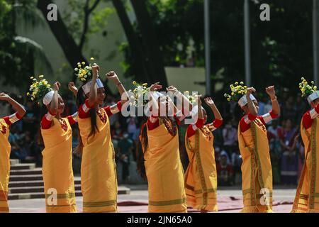 Dhaka, Bangladesh. 9th ago 2022. Gli artisti indigeni del Bangladesh suonano musica danzando per celebrare la Giornata Mondiale degli indigeni al Minar Shaheed centrale a Dhaka, Bangladesh, il 9 agosto 2022. (Credit Image: © Suvra Kanti Das/ZUMA Press Wire) Credit: ZUMA Press, Inc./Alamy Live News Foto Stock