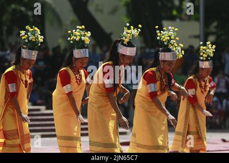 Dhaka, Bangladesh. 9th ago 2022. Gli artisti indigeni del Bangladesh suonano musica danzando per celebrare la Giornata Mondiale degli indigeni al Minar Shaheed centrale a Dhaka, Bangladesh, il 9 agosto 2022. (Credit Image: © Suvra Kanti Das/ZUMA Press Wire) Credit: ZUMA Press, Inc./Alamy Live News Foto Stock