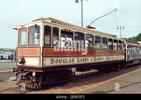 Douglas, Isola di Man - 16 giugno 2022: Tram d'epoca Manx al terminal di Douglas. Foto Stock