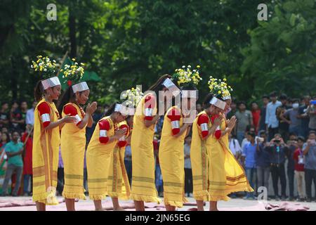 Dhaka, Bangladesh. 9th ago 2022. Gli artisti indigeni del Bangladesh suonano musica danzando per celebrare la Giornata Mondiale degli indigeni al Minar Shaheed centrale a Dhaka, Bangladesh, il 9 agosto 2022. (Credit Image: © Suvra Kanti Das/ZUMA Press Wire) Credit: ZUMA Press, Inc./Alamy Live News Foto Stock