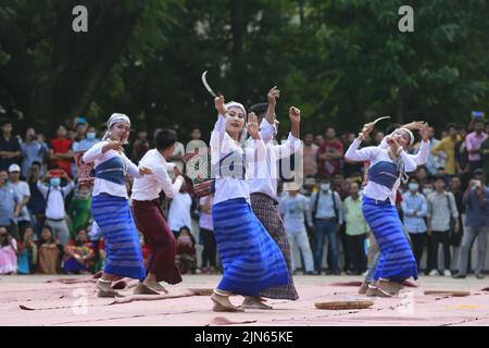 Dhaka, Bangladesh. 9th ago 2022. Gli artisti indigeni del Bangladesh suonano musica danzando per celebrare la Giornata Mondiale degli indigeni al Minar Shaheed centrale a Dhaka, Bangladesh, il 9 agosto 2022. (Credit Image: © Suvra Kanti Das/ZUMA Press Wire) Credit: ZUMA Press, Inc./Alamy Live News Foto Stock