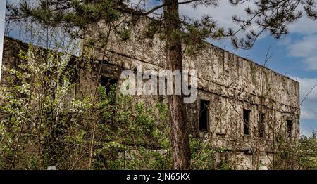 Sarajevo, Bosnia - 2 maggio 2022 - Bullet ridò edifici dalla guerra bosniaca. Foto Stock