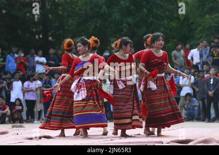 Dhaka, Bangladesh. 9th ago 2022. Gli artisti indigeni del Bangladesh suonano musica danzando per celebrare la Giornata Mondiale degli indigeni al Minar Shaheed centrale a Dhaka, Bangladesh, il 9 agosto 2022. (Credit Image: © Suvra Kanti Das/ZUMA Press Wire) Credit: ZUMA Press, Inc./Alamy Live News Foto Stock