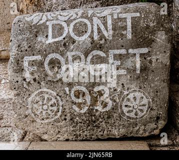 Sarajevo, Bosnia - 2 maggio 2022 - frase popolare incisa sulla pietra a Sarajevo, riferendosi alla loro guerra nel 1993. Foto Stock