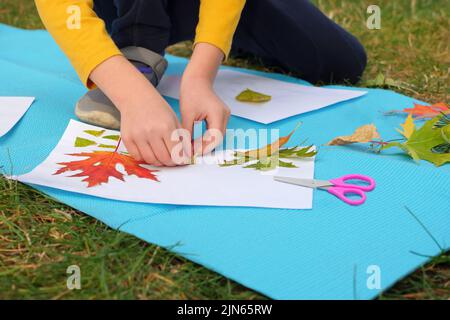 Fai da te arte bambini gioco creativo imparare fuori scuola parco di apprendimento all'aperto scuola. Bambini laboratorio bambini colla forbici arte artigianato bambini fatto a mano autunno Foto Stock