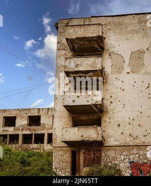 Sarajevo, Bosnia - 2 maggio 2022 - Bullet ridò edifici dalla guerra bosniaca. Foto Stock