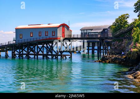 Le vecchie e nuove stazioni RNLI Lifeboat a Tenby, Pembrokeshire, Galles, Regno Unito Foto Stock