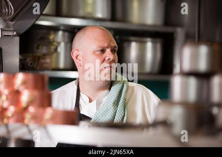 Tom Kerridge in cucina a The Hand & Flowers, il suo 2 Michelin Star pub Foto Stock