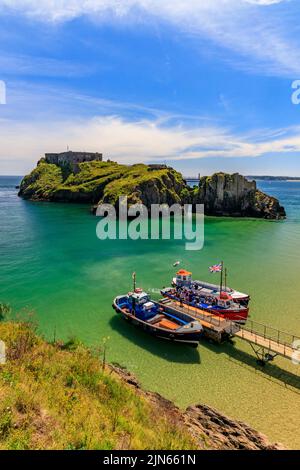 St Catherine's Island e Fort con alcune delle barche in attesa di portare i visitatori in un popolare viaggio a Caldey Island da Tenby, Pembrokeshire, Galles, Regno Unito Foto Stock