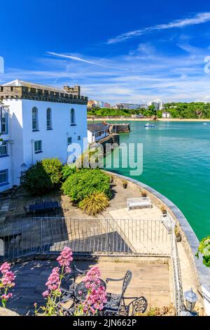 Si affaccia sulla parete del porto verso North Beach e Goscar Rock a Tenby, Pembrokeshire, Galles, Regno Unito Foto Stock