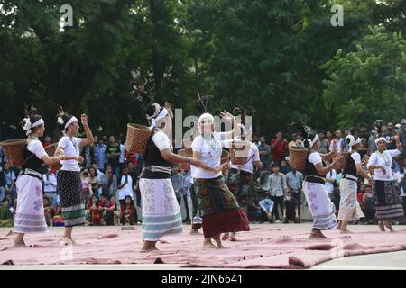 Dhaka, Bangladesh. 9th ago 2022. Gli artisti indigeni del Bangladesh suonano musica danzando per celebrare la Giornata Mondiale degli indigeni al Minar Shaheed centrale a Dhaka, Bangladesh, il 9 agosto 2022. (Credit Image: © Suvra Kanti Das/ZUMA Press Wire) Credit: ZUMA Press, Inc./Alamy Live News Foto Stock