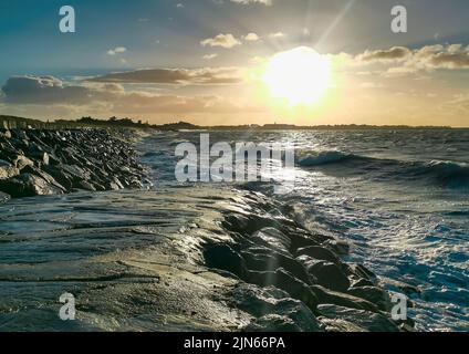 Il bellissimo tramonto sul mare a Guerande, Loire-Atlantique, Francia. Foto Stock