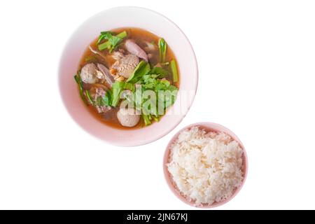 Fusto di zuppa chiara cinese e spaghetti di manzo e verdure su bianco isolato. Foto Stock