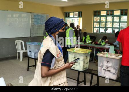 Nakuru, Kenya. 09th ago 2022. Nakuru Town, Kenya, 9 agosto 2022, Media Council of Kenya Analysis Officer, Sophia Mohamed, osserva il processo elettorale alla Nakuru Boys High School nella circoscrizione di Nakuru Town East durante le elezioni generali di Kenyaís. I keniani hanno iniziato a votare martedì mattina, 9 agosto 2022, per eleggere il loro presidente preferito e i membri delle assemblee nazionali e di contea. Credit: SOPA Images Limited/Alamy Live News Foto Stock