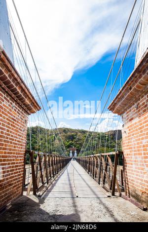 Lo storico Ponte dell'Ovest un ponte sospeso dichiarato monumento nazionale colombiano costruito nel 1887 sul fiume Cauca Foto Stock