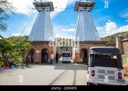 SANTA FE DE ANTIOQUIA, , COLOMBIA - NOVEMBRE, 2017: Lo storico Ponte dell'Ovest un ponte sospeso dichiarato monumento nazionale colombiano costruito Foto Stock