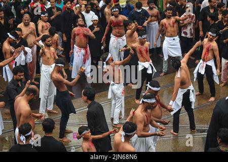 Kolkata, Bengala Occidentale, India. 9th ago 2022. (NOTA DEI REDATTORI: L'immagine contiene contenuti grafici) i musulmani sciiti si flagellano durante una processione Muharram che segna Ashura a Kolkata. (Credit Image: © Sudipta Das/Pacific Press via ZUMA Press Wire) Foto Stock