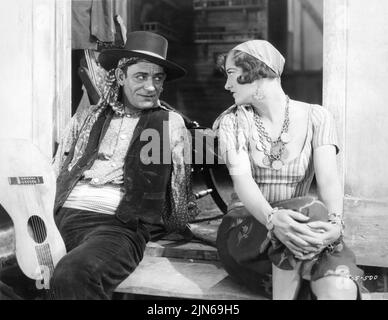 LON CHANEY come Alonzo The Armless e JOAN CRAWFORD come Nanon nello SCONOSCIUTO 1927 regista / storia TOD BROWNING Metro Goldwyn Mayer Foto Stock