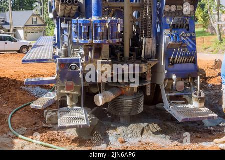 Un carro di perforazione idraulico portatile efficace in grado di estrarre pozzi d'acqua da un terreno privato Foto Stock